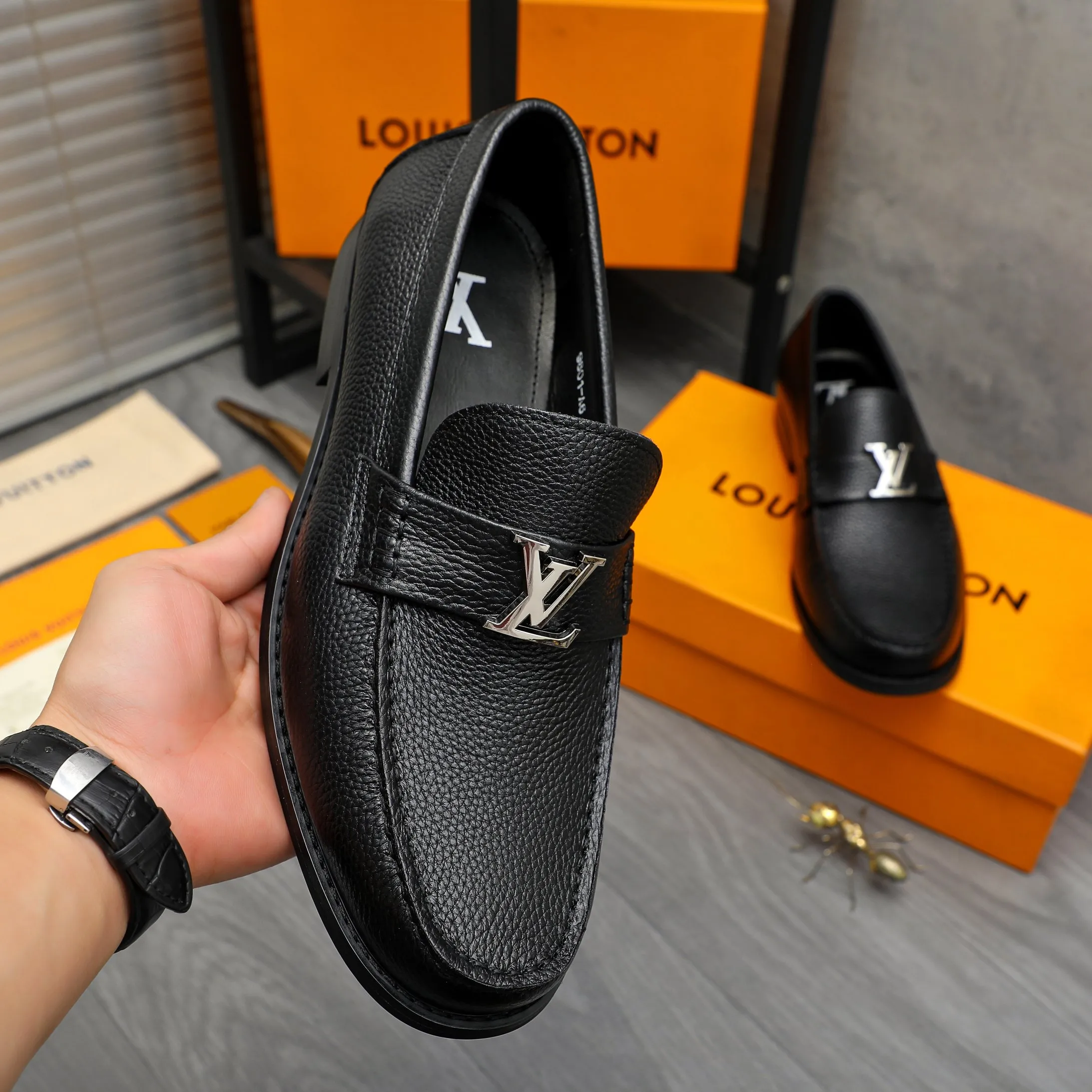 Men's shoes 💰p460 Product trademark: LV (Louis Vuitton) business slip-on leather shoes. Regular size: 38-45 (45 is custom-made and non-returnable) Product materials: Selected high-quality pebbled cowhide upper, cowhide lining, original rubber outsole